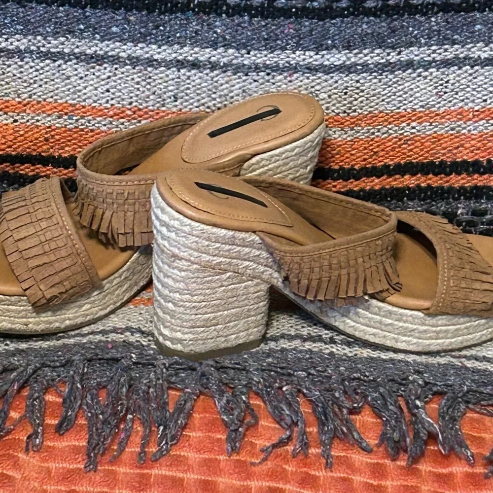 New C EST. 1946 Womens 9 Platform Heel Sandals Tan Shoes With Boho Fringe